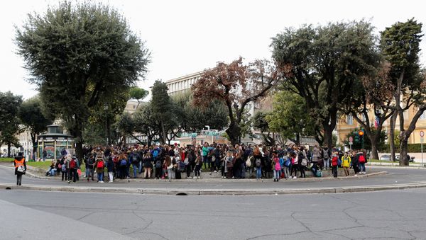 Students stand outdoors after being evacuated from their school following an earthquake in Rome, Italy, January 18, 2017. Students stand outdoors after being evacuated from their school following an earthquake in Rome, Italy, January 18, 2017. - Sputnik International