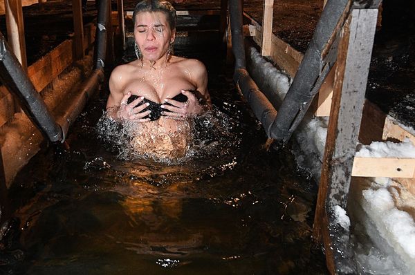 Cold Hands, Warm Hearts: Russians Brave the Cold to Celebrate Orthodox Epiphany Cold Hands, Warm Hearts: Russians Brave the Cold to Celebrate Orthodox Epiphany - Sputnik International