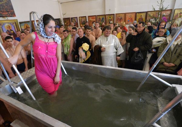 Cold Hands, Warm Hearts: Russians Brave the Cold to Celebrate Orthodox Epiphany Cold Hands, Warm Hearts: Russians Brave the Cold to Celebrate Orthodox Epiphany - Sputnik International