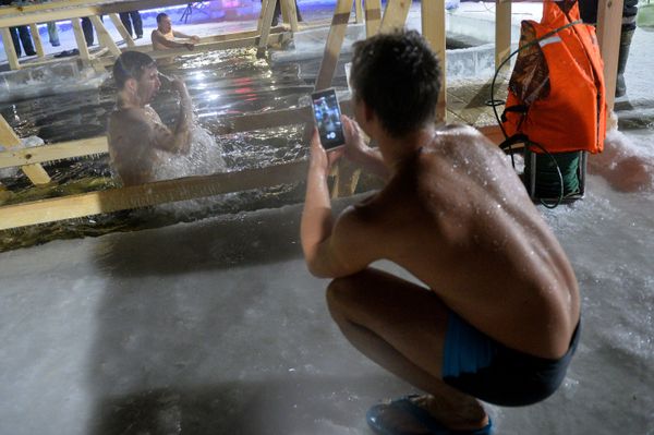 Cold Hands, Warm Hearts: Russians Brave the Cold to Celebrate Orthodox Epiphany Cold Hands, Warm Hearts: Russians Brave the Cold to Celebrate Orthodox Epiphany - Sputnik International