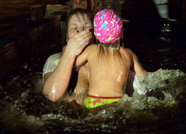 Cold Hands, Warm Hearts: Russians Brave the Cold to Celebrate Orthodox Epiphany Cold Hands, Warm Hearts: Russians Brave the Cold to Celebrate Orthodox Epiphany - Sputnik International