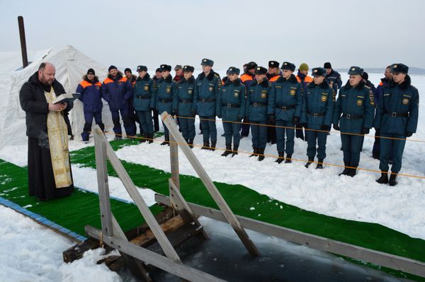 Cold Hands, Warm Hearts: Russians Brave the Cold to Celebrate Orthodox Epiphany Cold Hands, Warm Hearts: Russians Brave the Cold to Celebrate Orthodox Epiphany - Sputnik International