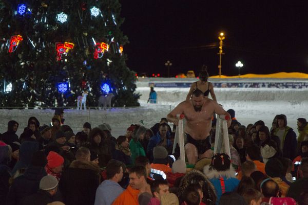 Cold Hands, Warm Hearts: Russians Brave the Cold to Celebrate Orthodox Epiphany Cold Hands, Warm Hearts: Russians Brave the Cold to Celebrate Orthodox Epiphany - Sputnik International