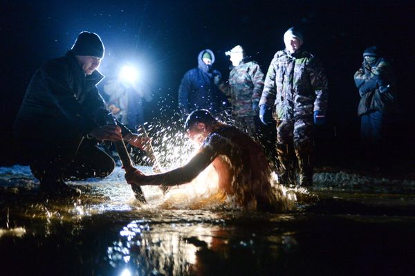 Cold Hands, Warm Hearts: Russians Brave the Cold to Celebrate Orthodox Epiphany Cold Hands, Warm Hearts: Russians Brave the Cold to Celebrate Orthodox Epiphany - Sputnik International