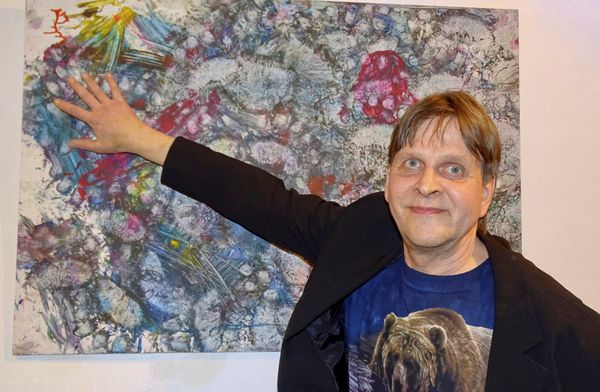 Pasi Jantti a keeper of a bear called Jusso points on the painting at the gallery in Helsinki, Finland January 17, 2017 Pasi Jantti a keeper of a bear called Jusso points on the painting at the gallery in Helsinki, Finland January 17, 2017 - Sputnik International
