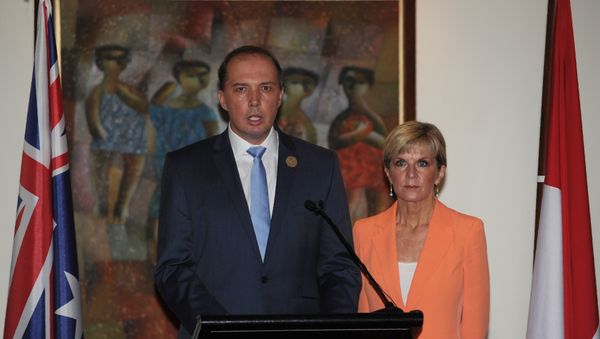 Australian Immigration Minister Peter Dutton (L) - Sputnik International
