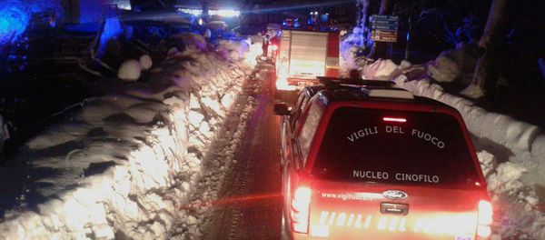 Firefighters vehicles make their way to the hotel hit by an avalanche in Farindola, Italy, early Thursday, Jan. 19, 2017 Firefighters vehicles make their way to the hotel hit by an avalanche in Farindola, Italy, early Thursday, Jan. 19, 2017 - Sputnik International