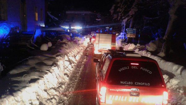 Firefighters vehicles make their way to the hotel hit by an avalanche in Farindola, Italy, early Thursday, Jan. 19, 2017 - Sputnik International