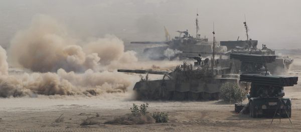 Pakistani army tanks advance during a military exercise at a trategic area along the border with India, in Khairpure Tamay Wali in Bahawalpur district on November 16, 2016 - Sputnik International