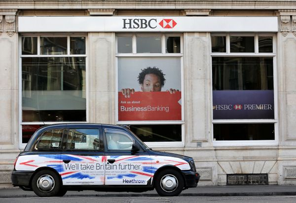 A taxi drives past a branch of HSBC bank in London, Britain, February 9, 2015. - Sputnik International