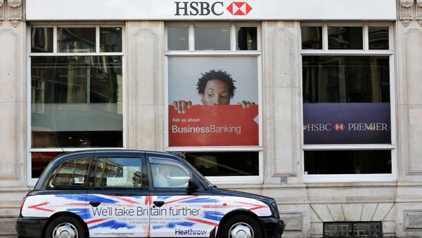 A taxi drives past a branch of HSBC bank in London, Britain, February 9, 2015. - Sputnik International
