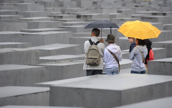 Yolocaust Gallery Mocks Disrespectful Selfie Pics at Holocaust Memorial Site Yolocaust Gallery Mocks Disrespectful Selfie Pics at Holocaust Memorial Site - Sputnik International
