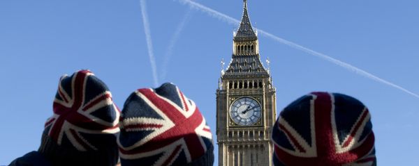 People wear Union flag-themed hats as they look at the Elizabeth Tower, better known as Big Ben, near the Houses of Parliament in London on January 17, 2017. People wear Union flag-themed hats as they look at the Elizabeth Tower, better known as Big Ben, near the Houses of Parliament in London on January 17, 2017. - Sputnik International