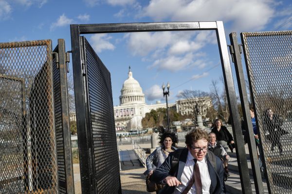 People rush through security fencing near the US Capitol ahead of the 2017 Presidential Inauguration. People rush through security fencing near the US Capitol ahead of the 2017 Presidential Inauguration. - Sputnik International