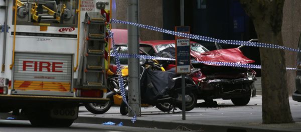 The wreckage of a car is seen as police cordoned off Bourke Street mall, after a car hit pedestrians in central Melbourne, Australia, January 20, 2017 - Sputnik International