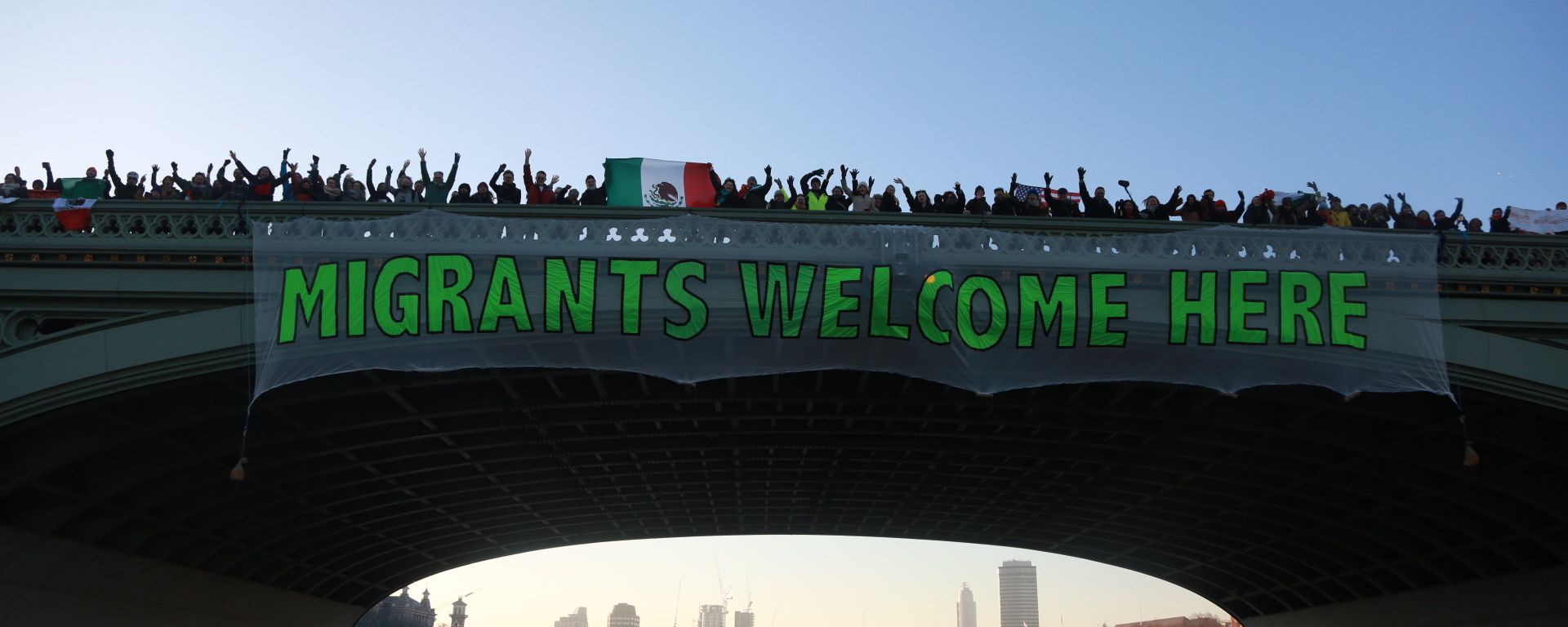 'Migrants Welcome Here' banner hanging over Westminster Bridge, London - Sputnik International, 1920, 01.03.2024