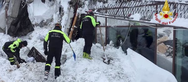 Firefighters work at Hotel Rigopiano in Farindola, central Italy, after it was hit by an avalanche, in this handout picture released on January 20, 2017 provided by Italy's Fire Fighters - Sputnik International