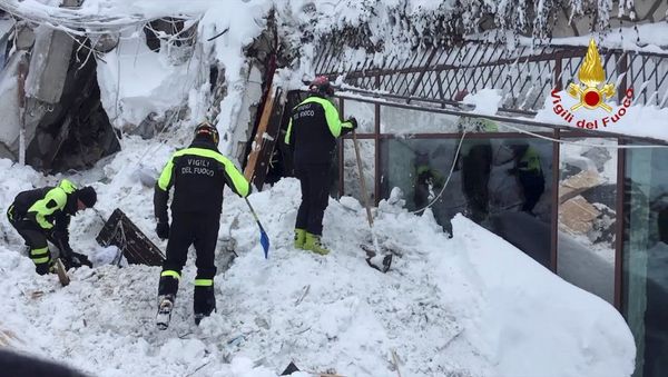Firefighters work at Hotel Rigopiano in Farindola, central Italy, after it was hit by an avalanche, in this handout picture released on January 20, 2017 provided by Italy's Fire Fighters - Sputnik International
