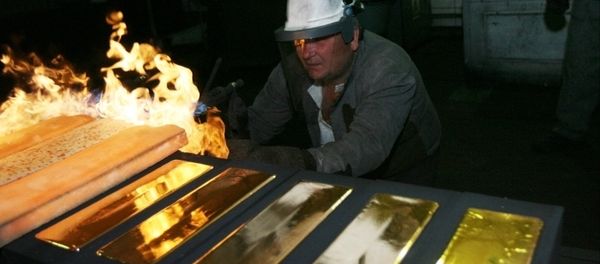 Standard 24 karat gold bars being cast in the foundry of the Novosibirsk gold refinery - Sputnik International