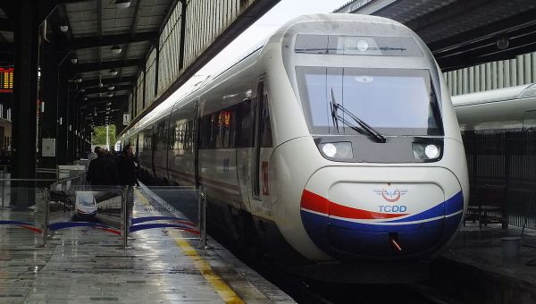 A westbound YHT train waiting at Ankara station - Sputnik International
