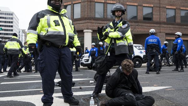 Police officers detain a demonstrator before the inauguration of President-elect Donald Trump January 20, 2017 in Washington, DC. - Sputnik International