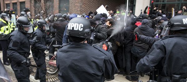 Police officers pepper spray a group of protestors before the inauguration of President-elect Donald Trump January 20, 2017 in Washington, DC. - Sputnik International
