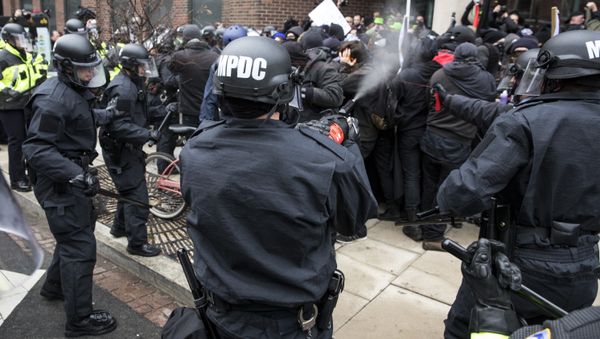Police officers pepper spray a group of protestors before the inauguration of President-elect Donald Trump January 20, 2017 in Washington, DC. Police officers pepper spray a group of protestors before the inauguration of President-elect Donald Trump January 20, 2017 in Washington, DC. - Sputnik International