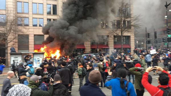 A car set aflame by anti-Trump protesters. - Sputnik International