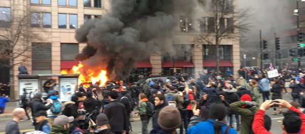 A car set aflame by anti-Trump protesters. A car set aflame by anti-Trump protesters. - Sputnik International