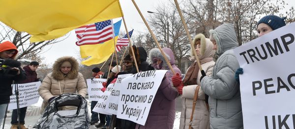 People hold Ukrainian and US flags and placards reading Trump welcome to Ukraine!, Trump - the peace for Ukraine! and the others during their rally in front of United States embassy in Kiev on January 20, 2017 - Sputnik International
