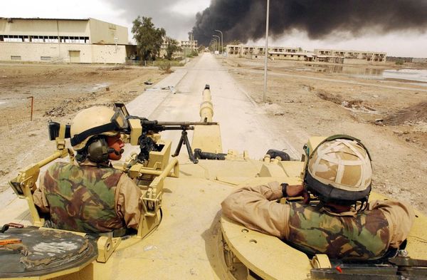Alex Matheson, left, a member of the Desert Rats with his Challenger II tank man an operational post in Basra, southern Iraq, Friday April 4, 2003 Alex Matheson, left, a member of the Desert Rats with his Challenger II tank man an operational post in Basra, southern Iraq, Friday April 4, 2003 - Sputnik International