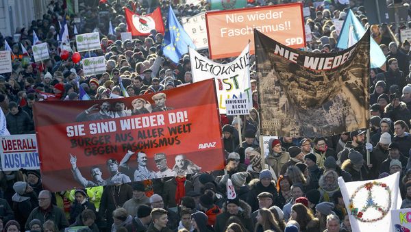 Protesters gather during a demonstration near the building where European far-right leaders meet in Koblenz, Germany, January 21, 2017 - Sputnik International
