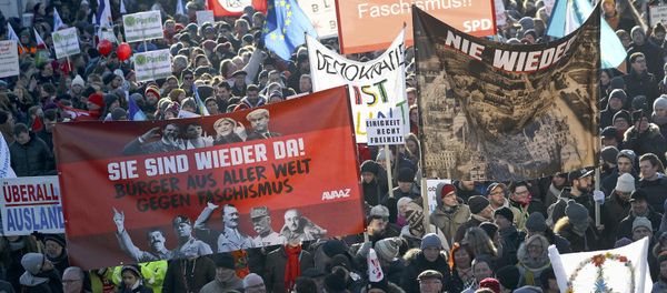 Protesters gather during a demonstration near the building where European far-right leaders meet in Koblenz, Germany, January 21, 2017 - Sputnik International