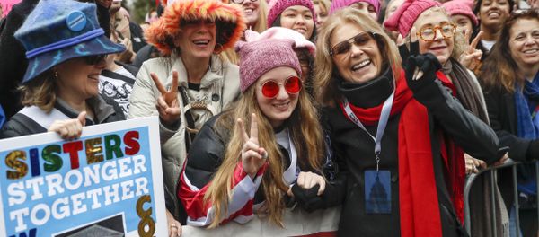 Gloria Steinem, center right, greets protesters at the barricades before speaking at the Women's March on Washington during the first full day of Donald Trump's presidency, Saturday, Jan. 21, 2017 in Washington. - Sputnik International