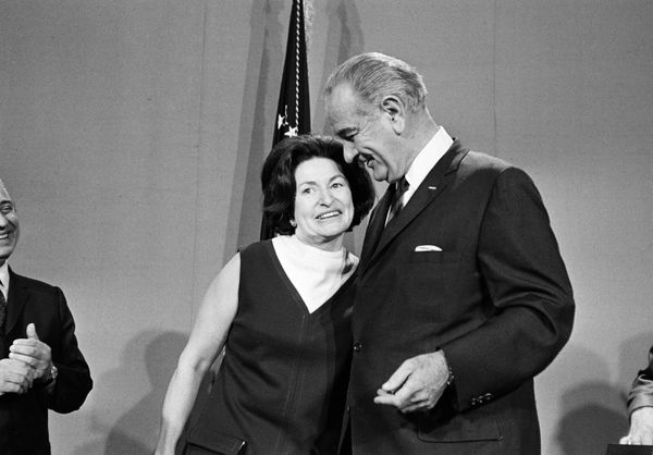 President Lyndon B. Johnson holds a pen as he kisses his wife, Lady Bird Johnson during a bill signing at the White House, Oct. 16, 1968 - Sputnik International