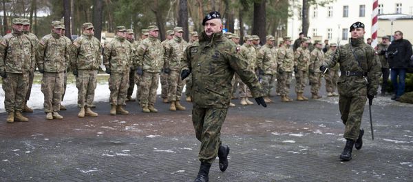General Jaroslaw Mika marching before US soldiers during the welcome ceremony at the Polish military base in Zagan, Poland on January 12, 2017 - Sputnik International