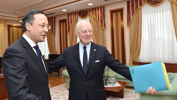 The United Nations' peace envoy for Syria, Staffan de Mistura, meets with Kazakh Foreign Minister Kairat Abdrakhmanov in Astana on January 22, 2017 on the eve of the start of the Astana peace talks on Syria - Sputnik International