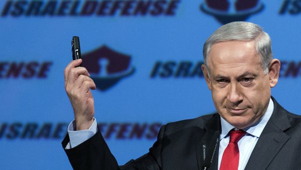 Israeli Prime Minister Benjamin Netanyahu shows a mobile phone (File) Israeli Prime Minister Benjamin Netanyahu shows a mobile phone (File) - Sputnik International