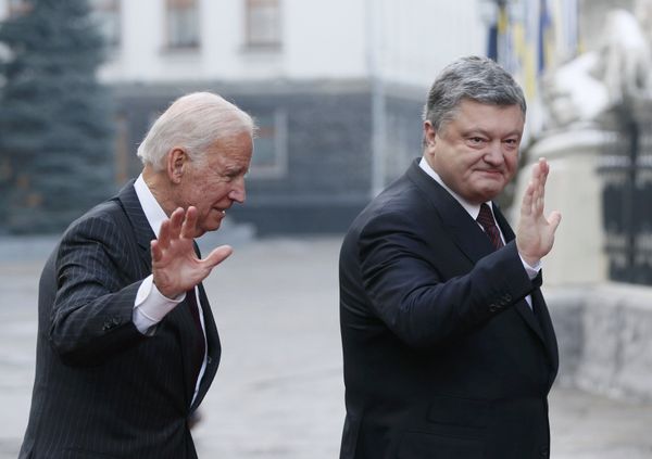Ukrainian President Petro Poroshenko (R) and U.S. Vice President Joe Biden greet journalists during their final meeting in Kiev, Ukraine, January 16, 2017 Ukrainian President Petro Poroshenko (R) and U.S. Vice President Joe Biden greet journalists during their final meeting in Kiev, Ukraine, January 16, 2017 - Sputnik International