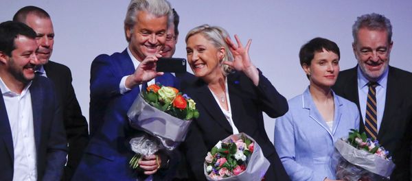 France's National Front leader Marine Le Pen and Netherlands' Party for Freedom (PVV) leader Geert Wilders take a Selfie during a European far-right leaders meeting to discuss about the European Union, in Koblenz, Germany, January 21, 2017 - Sputnik International