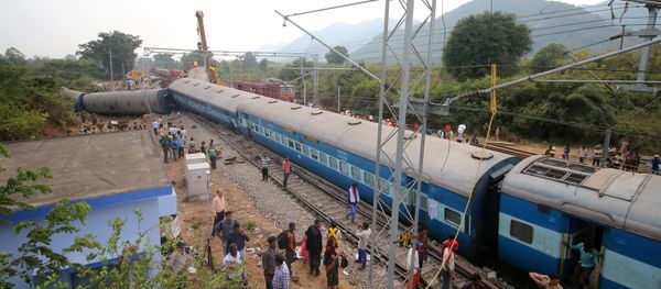 People stand near the derailed coaches of a passenger train near Kuneru village in Vizianagaram district, in the southern state of Andhra Pradesh, India, January 22, 2017 - Sputnik International