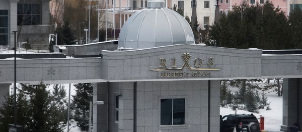 A car is parked in front of Rixos President Hotel, the venue that hosts Syria peace talks, in Astana, Kazakhstan, January 23, 2017. A car is parked in front of Rixos President Hotel, the venue that hosts Syria peace talks, in Astana, Kazakhstan, January 23, 2017. - Sputnik International
