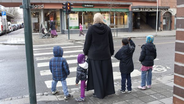 A norwegian muslim family is pictured at a crossroad in Oslo - Sputnik International