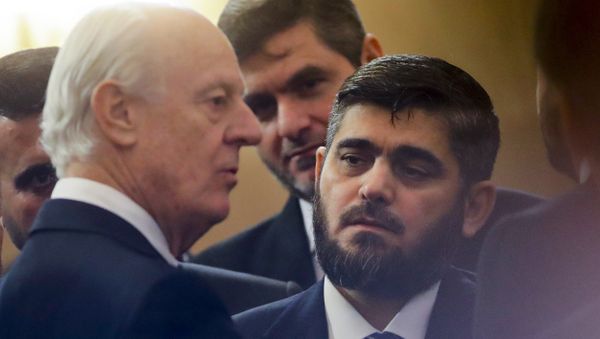 U.N. Special Envoy for Syria Staffan de Mistura, left, speaks to head of Syrian opposition delegation Mohammed Alloush, right, prior to talks on Syrian peace at a hotel hall in Astana, Kazakhstan, Monday, Jan. 23, 2017. - Sputnik International