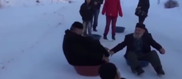 Rolling back the years: Grandpas slide down snowy slope - Sputnik International