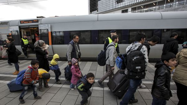 Policemen and a group of migrants stand on the platform at the Swedish end of the bridge between Sweden and Denmark in Malmo, Sweden Policemen and a group of migrants stand on the platform at the Swedish end of the bridge between Sweden and Denmark in Malmo, Sweden - Sputnik International