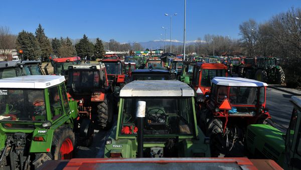 Greek farmers staged on Monday demonstrations across the country by blocking roads with their tractors, protesting against tax increases, Greek Reporter news portal reported - Sputnik International