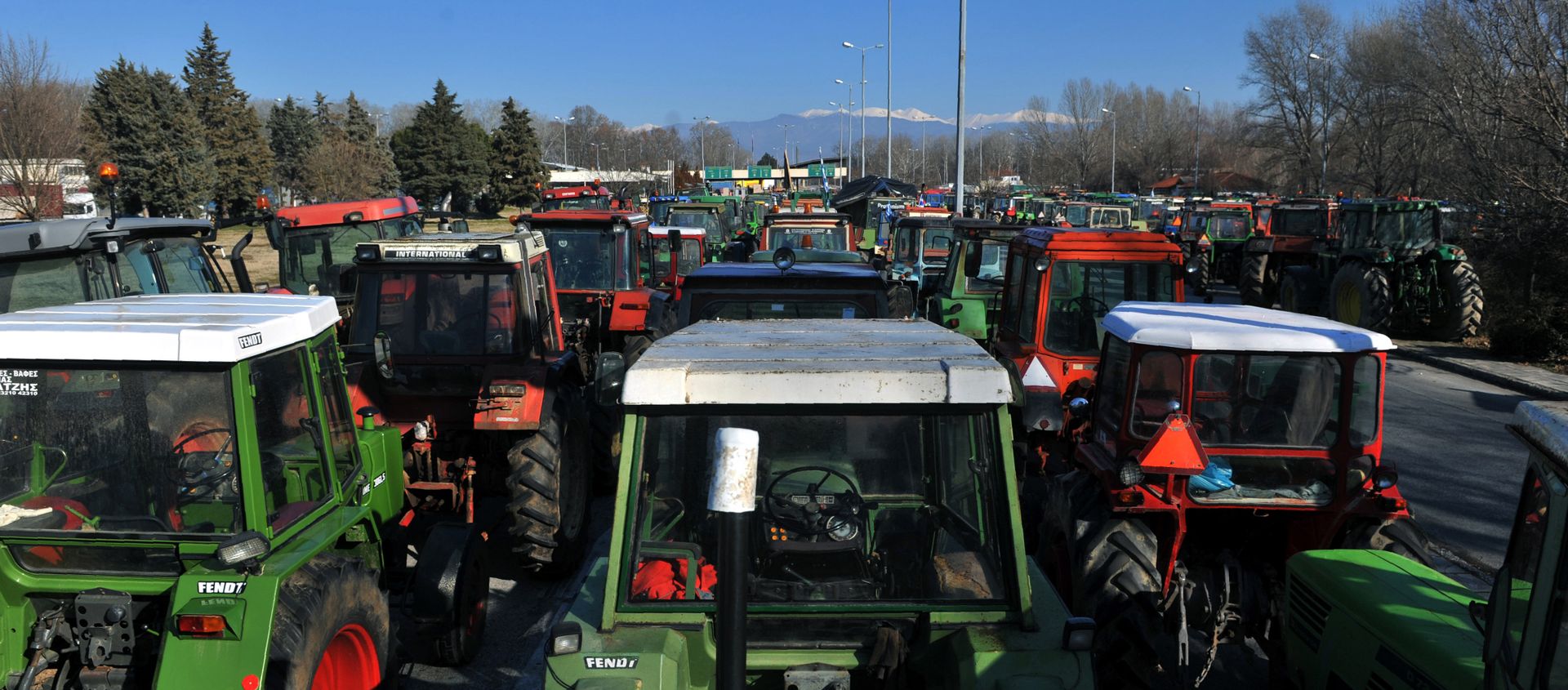 Greek farmers staged on Monday demonstrations across the country by blocking roads with their tractors, protesting against tax increases, Greek Reporter news portal reported Greek farmers staged on Monday demonstrations across the country by blocking roads with their tractors, protesting against tax increases, Greek Reporter news portal reported - Sputnik International, 1920, 23.01.2017