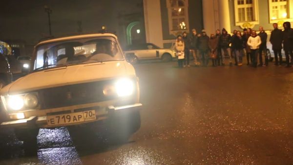 Russian Thrill Seekers Travel the World in Old Rusty Car - Sputnik International