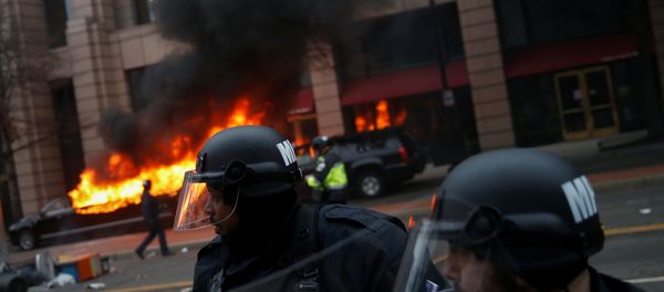 Limousine set on fire by protesters during 2017 inauguration in Washington, DC. - Sputnik International